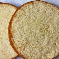 طرز تهیه کیک اسفنجی ساده در ۵ دقیقه